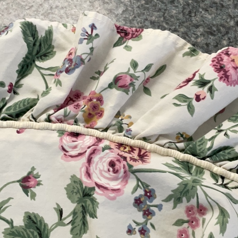 Vintage floral sheets top and bottom. Roses and Ruffles. - Picture 10 of 12
